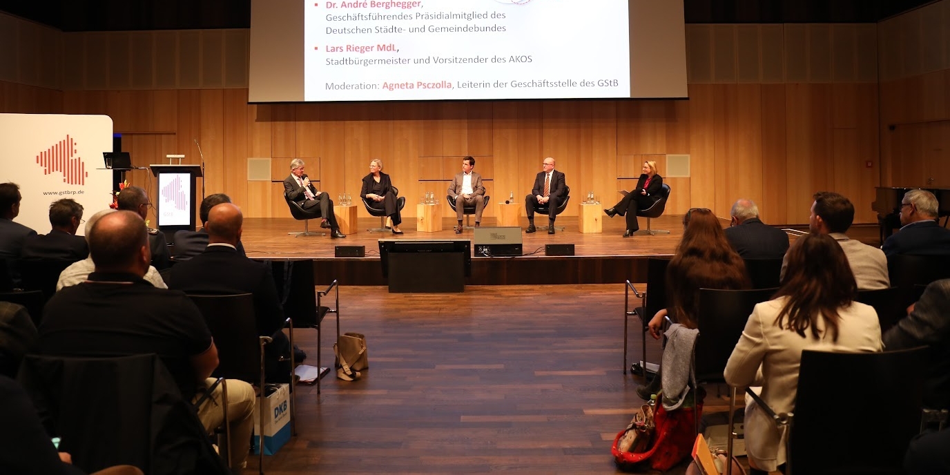 Podium bei der Mitgliederversammlung 2024.