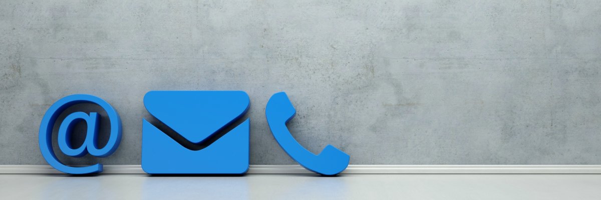 Blaue Kontakt Icons an eine Wand gelehnt