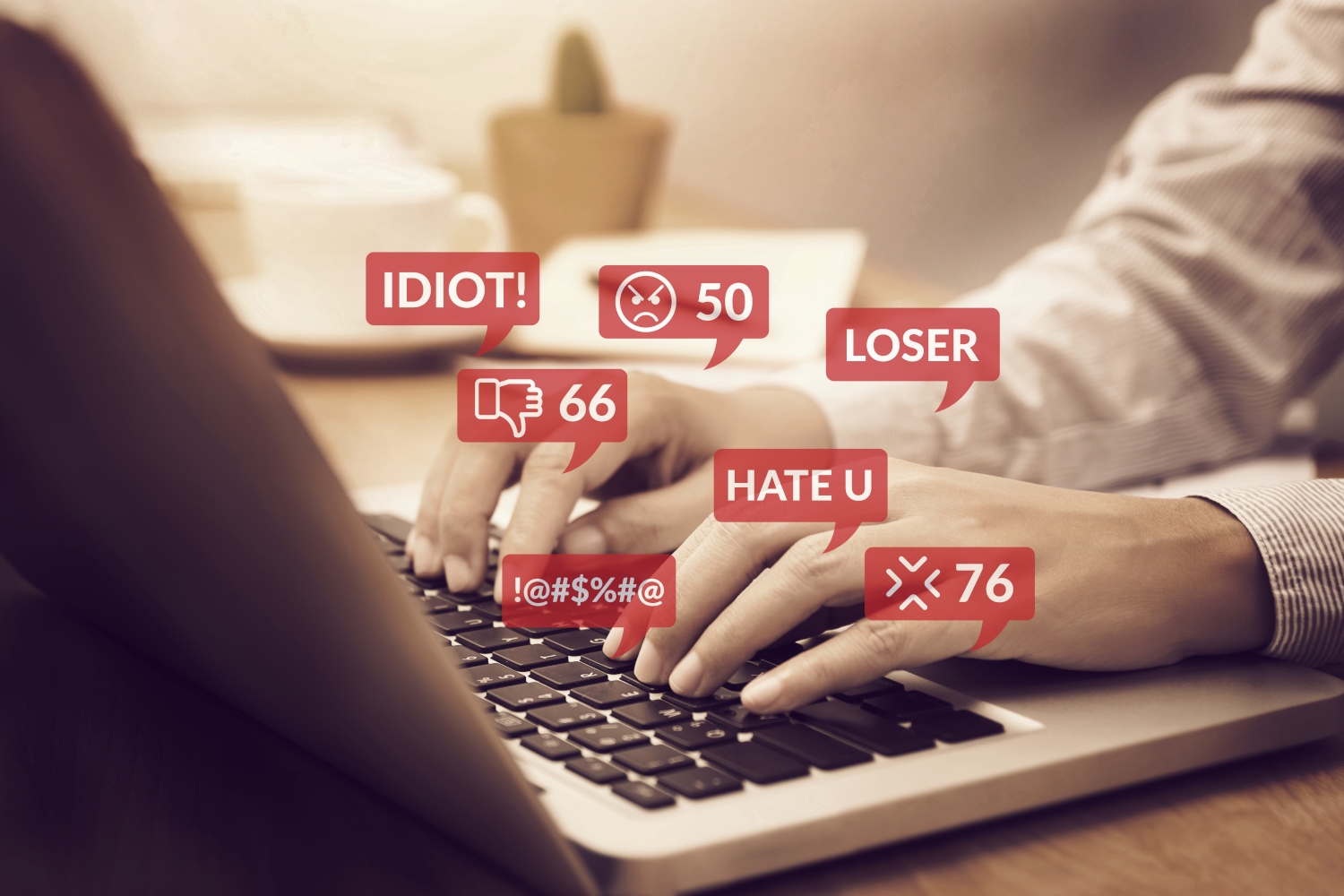 Mensch am Laptop mit Benachrichtigungssymbolen für Hassrede und gehässige Kommentare in den sozialen Netzwerken.