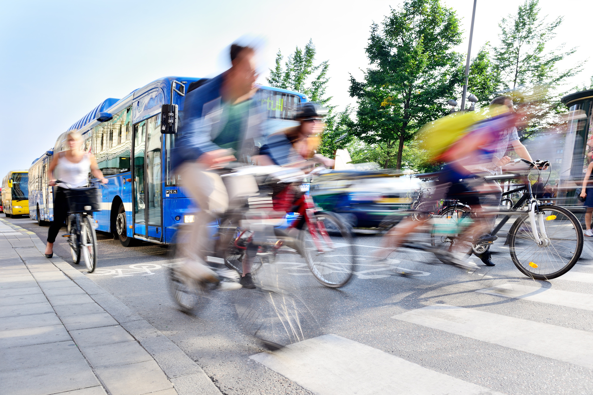 Bewegungsunscharfe Radfahrer im Straßenverkehr