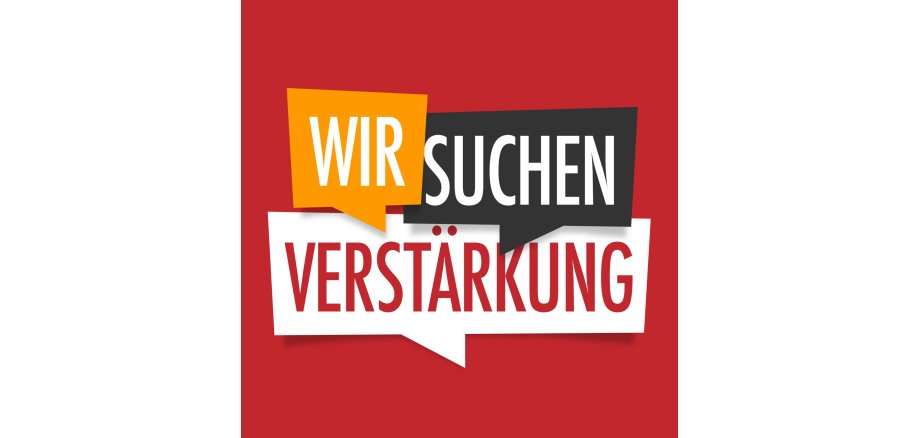 Sprechblasen mit Schriftzug "Wir suchen Verstärkung" vor rotem Hintergrund.