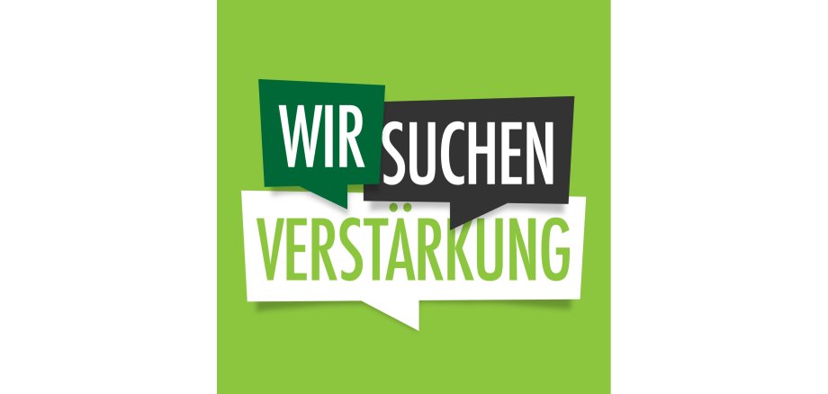 Sprechblasen mit dem Schriftzug "Wir suchen Verstärkung" vor grünem Hintergrund.
