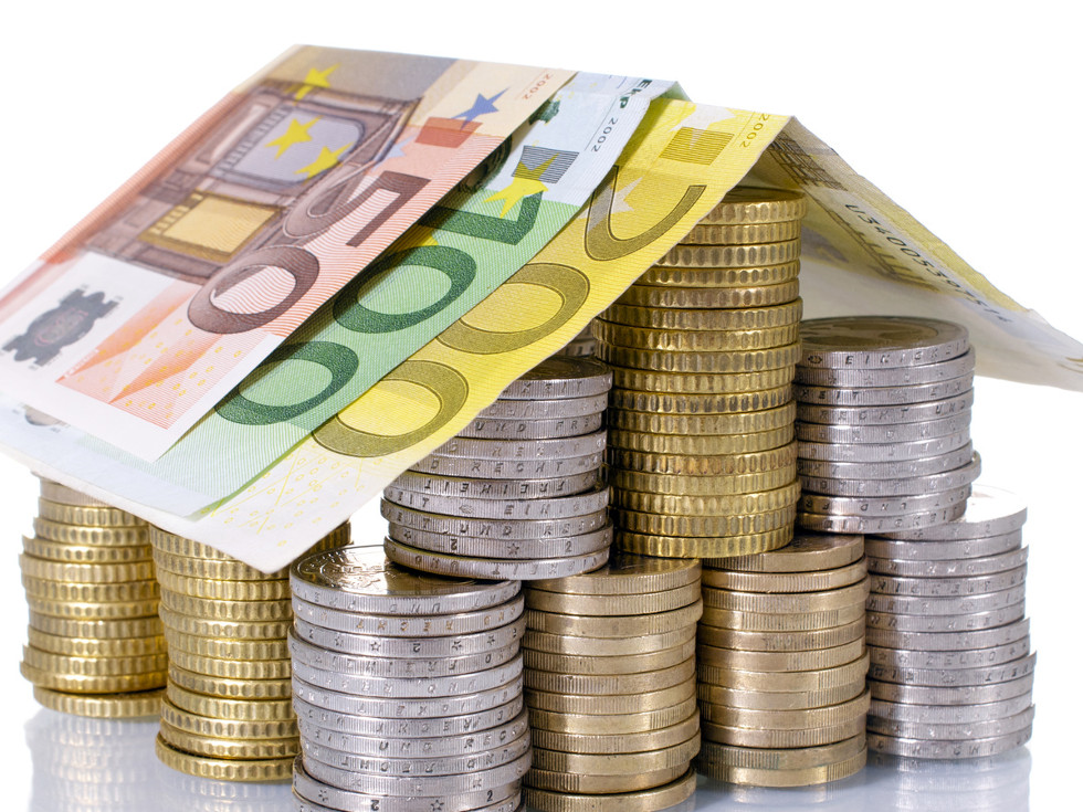 Haus gebaut aus Münzen und Geldscheinen © grafikplusfoto / fotolia.com
