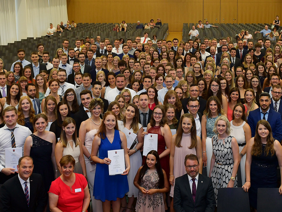 Nach der Abschlussfeier strahlen die Absolventen in die Kamera / Foto: © HöV / Seydel Mayen