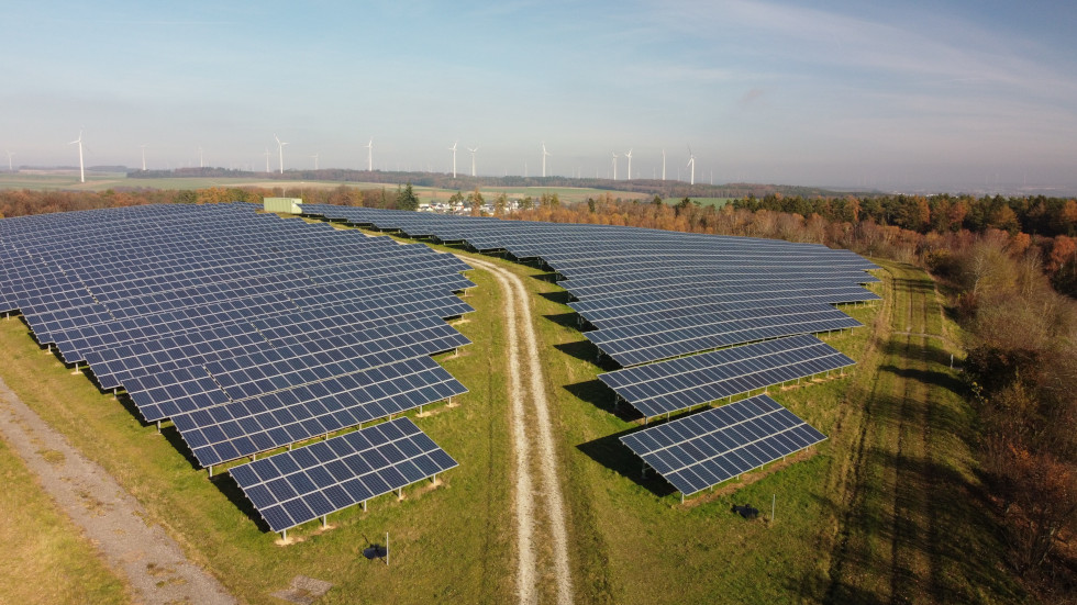 Photovoltaik und Windkraft haben den Rhein-Hunsrück-Kreis bilanziell klimaneutral gemacht. Fachleute aus mehr als 50 Ländern haben sich vor Ort kundig gemacht, wie mit Hilfe von Energiewende-Projekten nachhaltiger Strukturwandel gelingen kann. Bild: RHE / Tobias Mladek