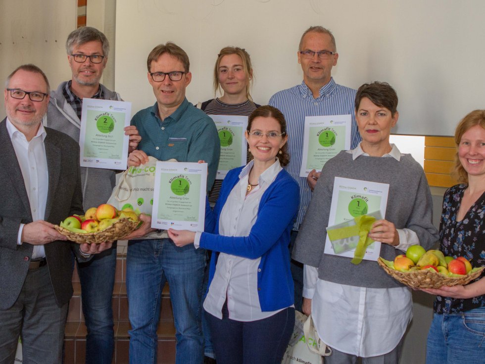 Strahlende Gesichter bei der Präsentation der Wettbewerbsergebnisse: Bei den Siegern stehen Oberbürgermeister Ralf Claus (ganz links), Claudia Lill von der Energieagentur Rheinland-Pfalz (Mitte vorn) sowie die Klimaschutzmanager Georg Leufen-Verkoyen (dritter von rechts) und Elisa Michel-Karacic, Klimaschutzmanagerin (ganz rechts). Bild: Stadt Ingelheim