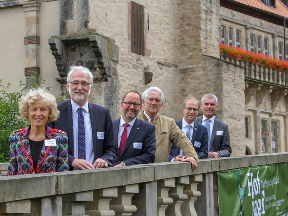 Dr. Eva Müller (Leiterin der Abteilung 5 – Wald, Nachhaltigkeit, Nachwachsende Rohstoffe; Bundesministerium für Ernährung und Landwirtschaft, Berlin), Dr. Karl-Heinz Frieden (Vorsitzender des Gemeinsamen Forstausschusses „Deutscher Kommunalwald“), Landesverbandsvorsteher Jörg Düning-Gast, Georg Schirmbeck (Präsident Deutscher Forstwirtschaftsrat), Dr. Christof Bartsch (Präsident des Europäischen Kommunalwaldverbandes FECOF), Bernd Düsterdiek (Deutscher Städte- und Gemeindebund) beim gemeinsamen Foto vor dem Veranstaltungsort Schloss Brake (Lemgo). Foto: LVL
