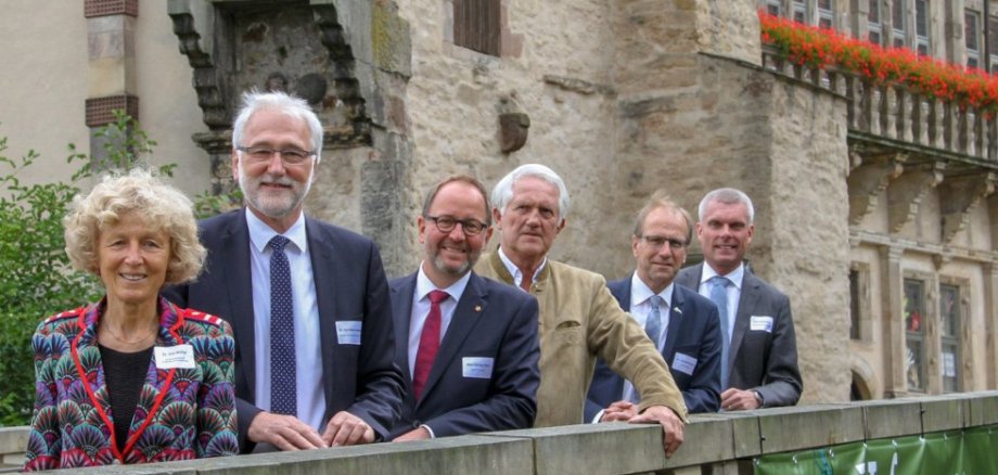 Dr. Eva Müller (Leiterin der Abteilung 5 – Wald, Nachhaltigkeit, Nachwachsende Rohstoffe; Bundesministerium für Ernährung und Landwirtschaft, Berlin), Dr. Karl-Heinz Frieden (Vorsitzender des Gemeinsamen Forstausschusses „Deutscher Kommunalwald“), Landesverbandsvorsteher Jörg Düning-Gast, Georg Schirmbeck (Präsident Deutscher Forstwirtschaftsrat), Dr. Christof Bartsch (Präsident des Europäischen Kommunalwaldverbandes FECOF), Bernd Düsterdiek (Deutscher Städte- und Gemeindebund) beim gemeinsamen Foto vor dem Veranstaltungsort Schloss Brake (Lemgo). Foto: LVL