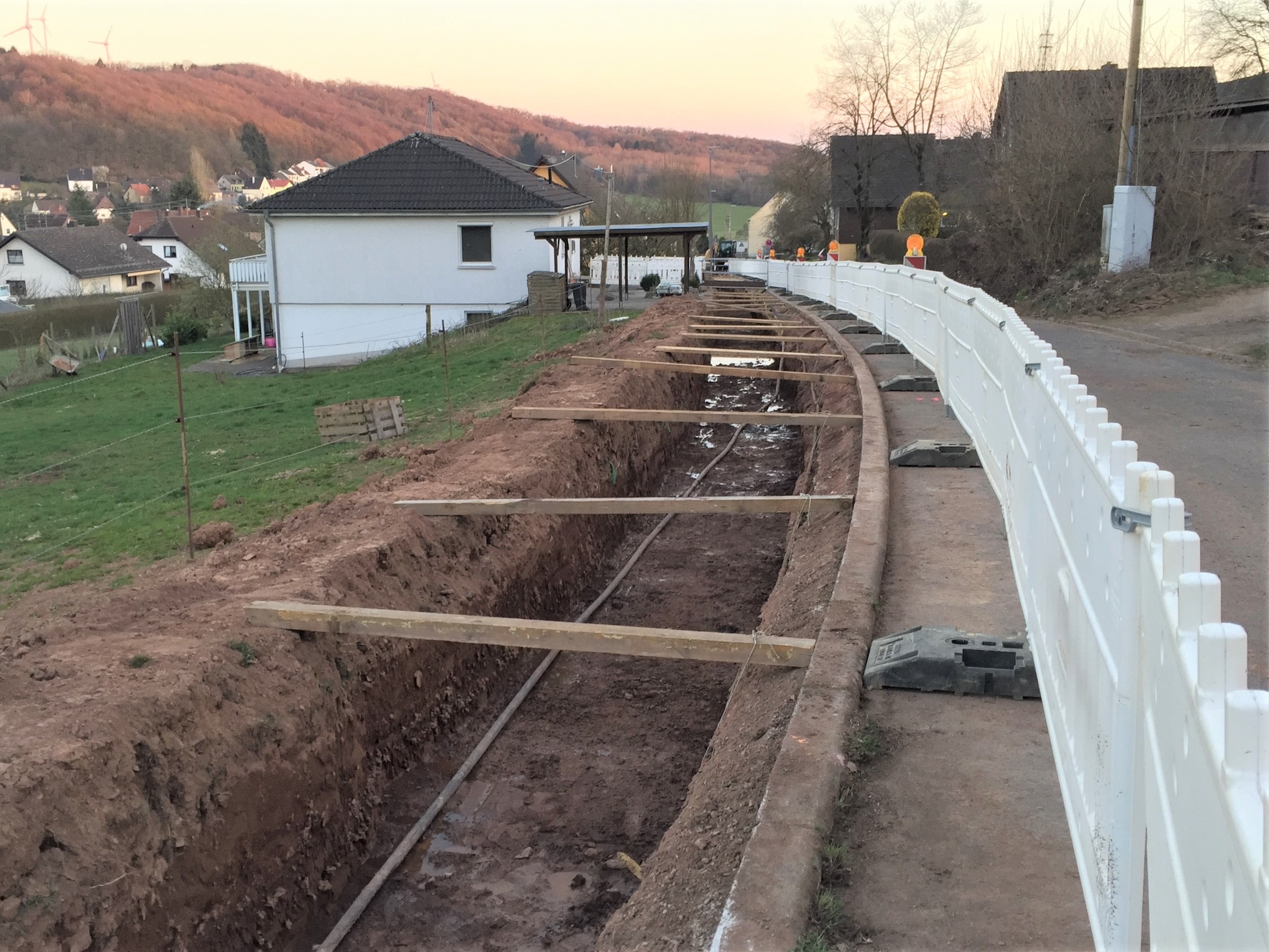 Viel bewegt: Für den Bau des Nahwärmenetzes mussten 8.300 Tonnen Erdmassen bewegt, insgesamt acht Kilometer Rohrleitungen verlegt und mit 1.678 Schweißnähten verbunden werden. 