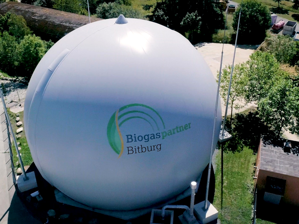 Gasspeicher auf dem Bitburger Flughafen. Das hier gesammelte Biogas wird später aufbereitet und dann ins Erdgasnetz eingespeist.  