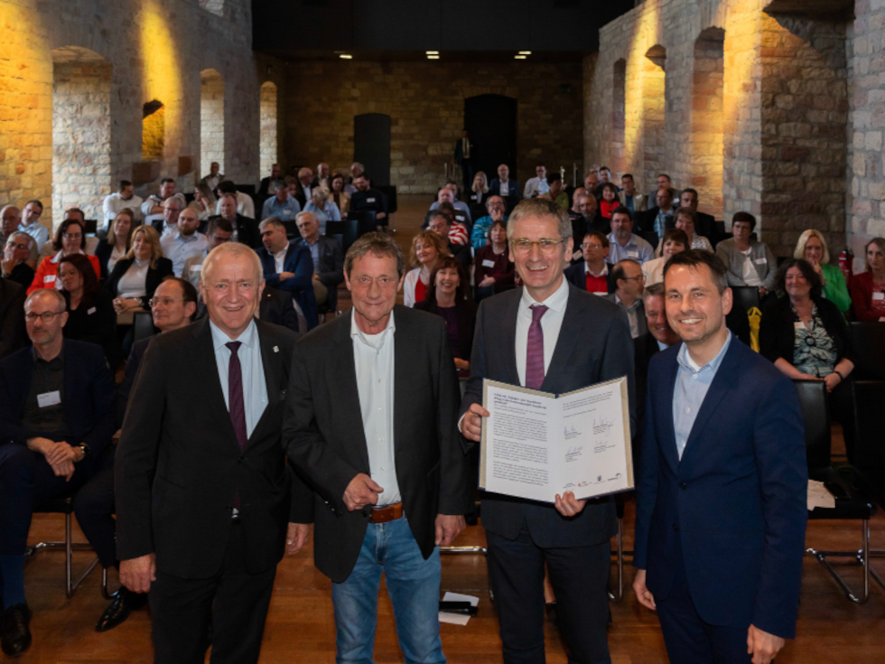 v.l.n.r.: Aloysius Söhngen, Vorsitzender des Gemeinde- und Städtebundes Rheinland-Pfalz, Achim Schwickert, Vorsitzender des Landkreistages Rheinland-Pfalz, Hendrik Hering, Präsident des Landtags Rheinland-Pfalz, und David Langner, Vorsitzender des Städtetages Rheinland-Pfalz.
