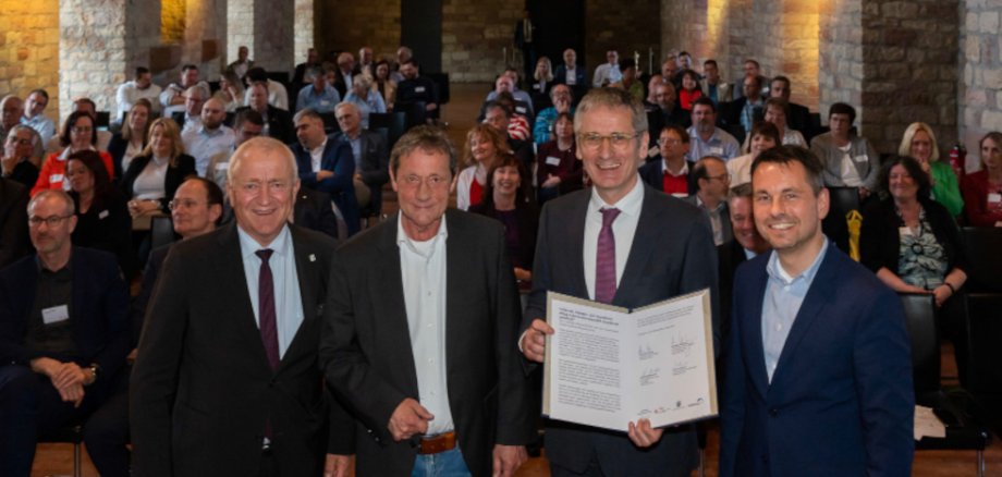 v.l.n.r.: Aloysius Söhngen, Vorsitzender des Gemeinde- und Städtebundes Rheinland-Pfalz, Achim Schwickert, Vorsitzender des Landkreistages Rheinland-Pfalz, Hendrik Hering, Präsident des Landtags Rheinland-Pfalz, und David Langner, Vorsitzender des Städtetages Rheinland-Pfalz.