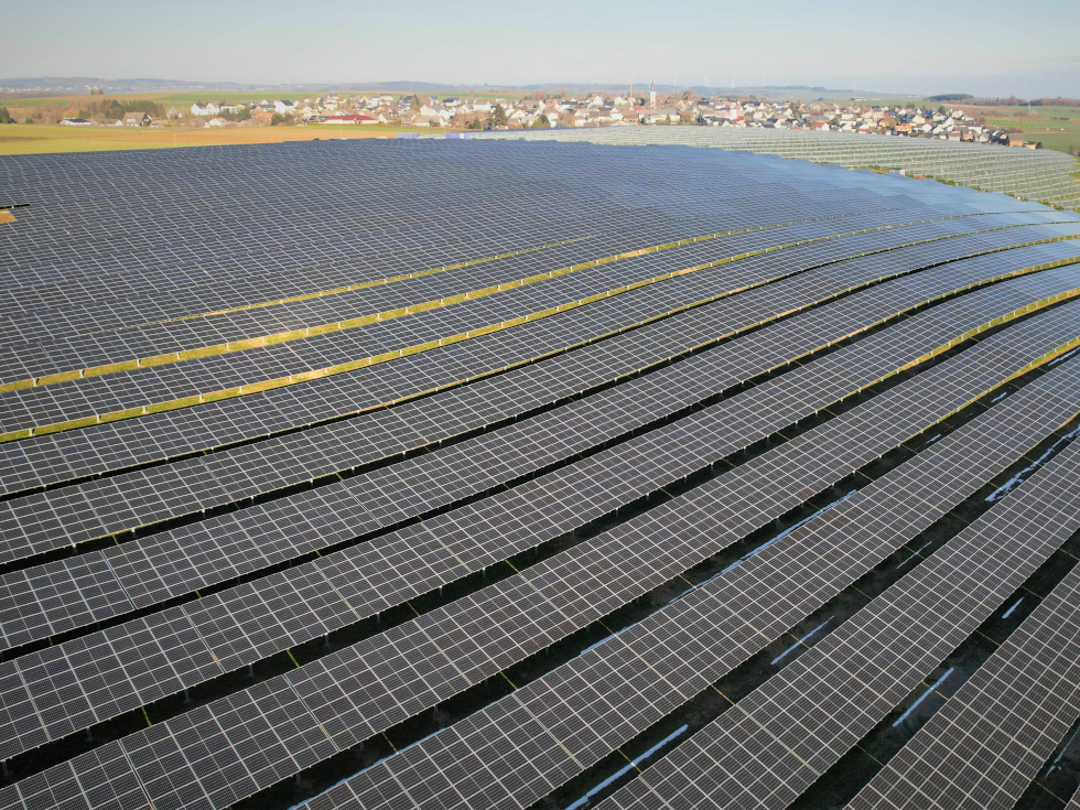 Energie vom Feld: Die rund 30.000 Solarmodule der Photovoltaik-Freiflächenanlage in Büchel liefern 14 Millionen Kilowattstunden Strom – genug für rund 4.000 Haushalte.
