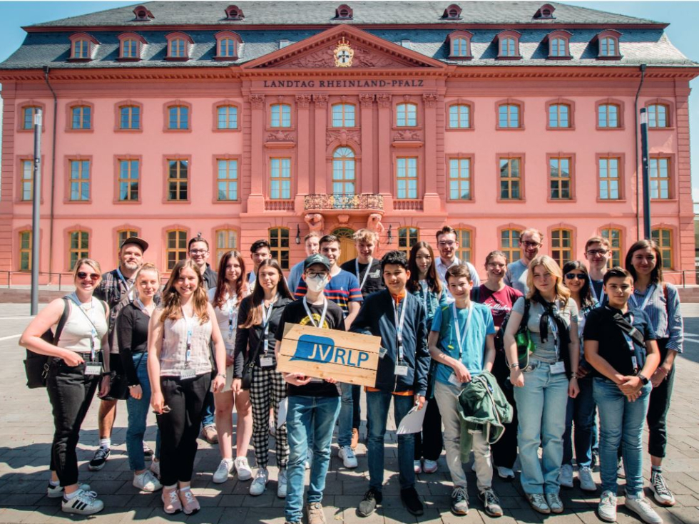 Gruppenbild vorm Landtag, 8. Dachverbandstreffen 07. Mai 2022 in Mainz 