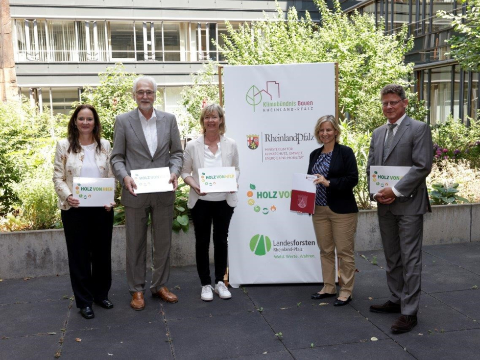 Von rechts: Dr. Philipp Strohmeier, Ministerin Katrin Eder, Ministerin Doris Ahnen, Dr. Karl- Heinz Frieden, Dr. Gabriele Bruckner