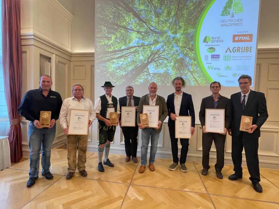Siegerfoto DEUTSCHER WALDPREIS 2023 (von links): Forstunternehmer Günther und Walter Weismann, Norbert Fischer (Geschäftsführer FBG Kaufbeuren), Karlheinz Sobek (Vorsitzender FBG Kaufbeuren) Martin Janner (Förster), Timo Geldhäuser (Waldbesitzer), Thomas Schwab und Joachim Hamberger (Verein Nachhaltigkeit) 