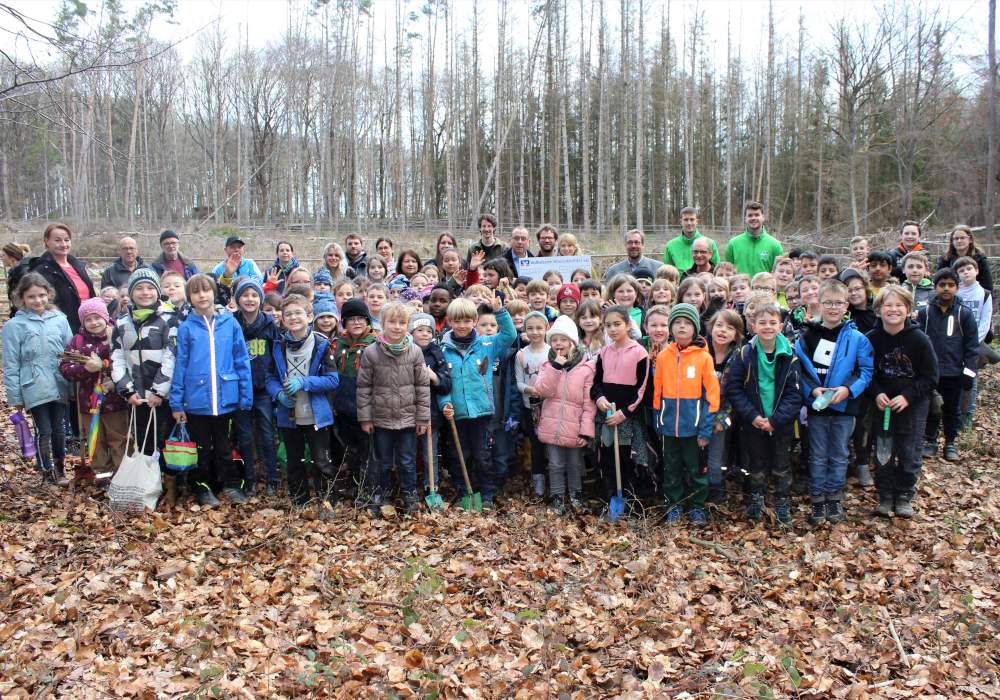 Pflanzaktion mit den Jungen und Mädchen der Grundschule am Maar.   