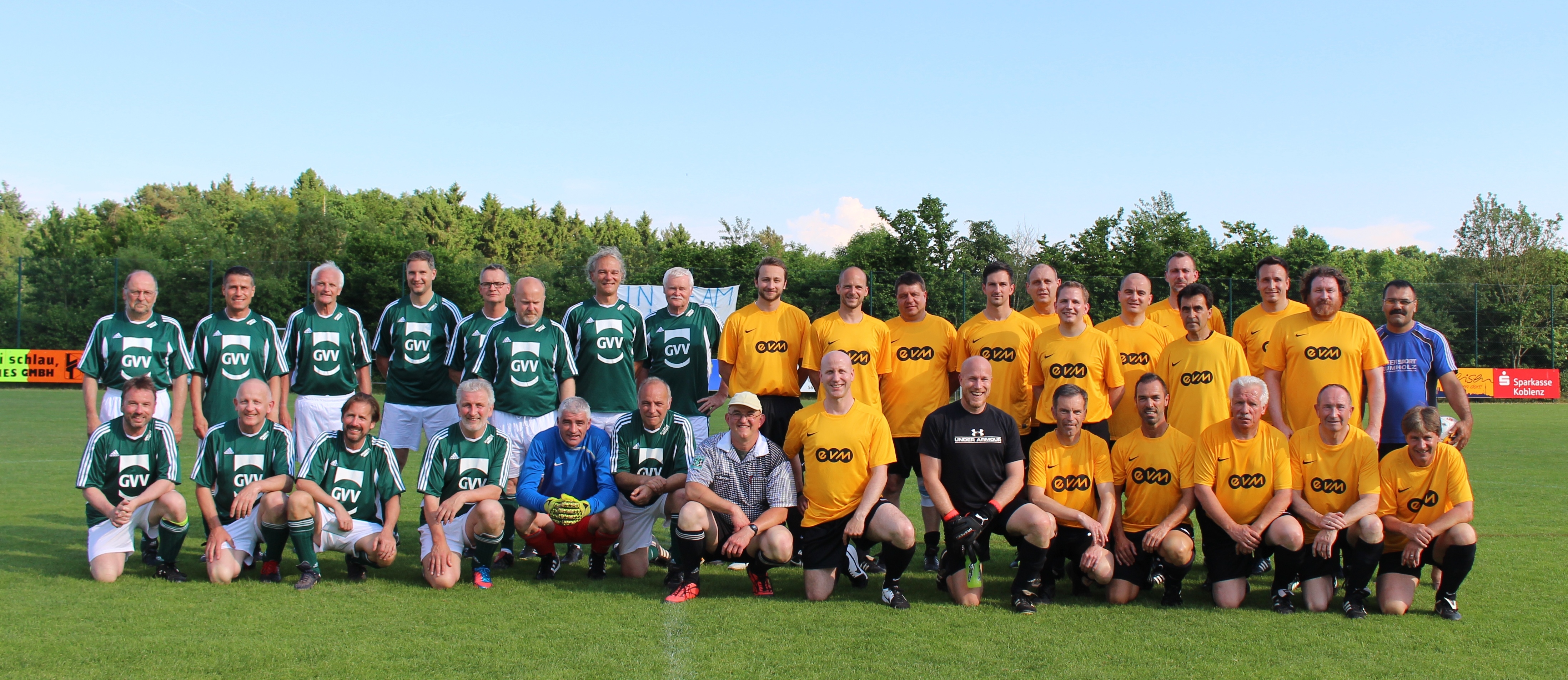 Das Bild zeigt das Bürgermeister-Team und das Team der EVM Koblenz
