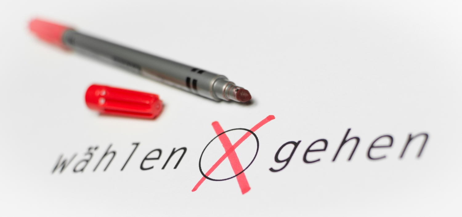 Roter Filzstift auf weißem Grund. Darauf der Schriftzug "wählen gehen"