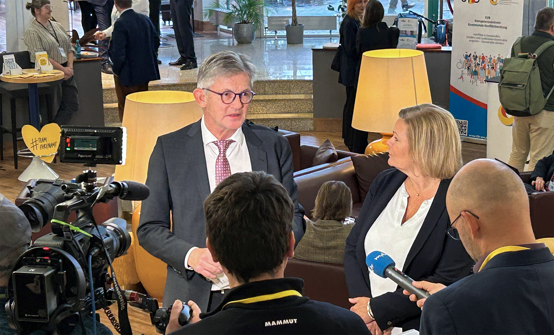 Das Foto zeigt Ralph Spiegler, erster Vizepräsident des DStGB und Vorsitzender des GStB, sowie Bundesinnenministerin Nancy Faeser im Interview.