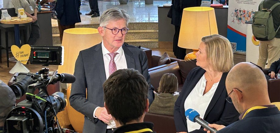 Das Foto zeigt Ralph Spiegler, erster Vizepräsident des DStGB und Vorsitzender des GStB, sowie Bundesinnenministerin Nancy Faeser im Interview.