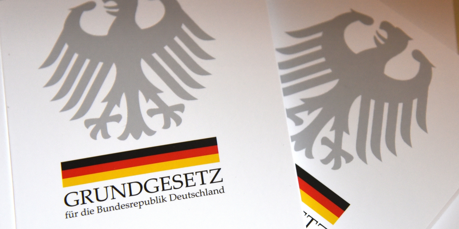 Buchcover mit Bundesadler und Deutschlandfarben darauf der Schriftzug "Grundgesetz für die Bundesrepublik Deutschland"