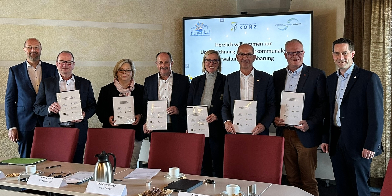 v. l. n. r.: Herr Dr. Andreas Rath, Koordination für interkommunale Zusammenarbeit im MdI, Bürgermeister Jürgen Dixius, VG Saarburg-Kell, Bürgermeisterin Stafanie Nickels, VG Ruwer, Bürgermeister Hartmut Heck, VG Hermeskeil, Bürgermeisterin Christiane Horsch, VG Schweich, Bürgermeister Joachim Weber, VG Konz, Bürgermeister Michael Holstein, VG Trier-Land, der designierte neue Geschäftsführer des GStB Moritz Petry