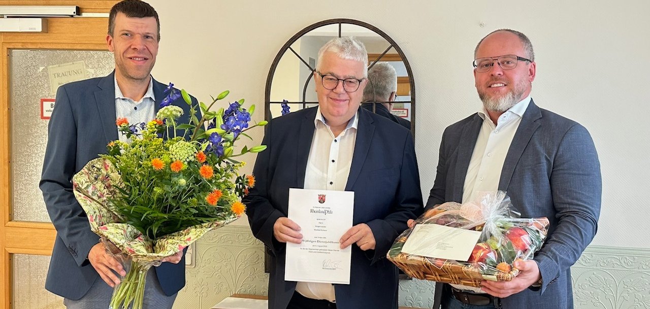 Jubilar Manfred Scherer (Mitte) bei der Übergabe der Urkunde durch den Ersten Kreisbeigeordneten Steffen Wolf (rechts) und Büroleiter Benjamin Hilger.