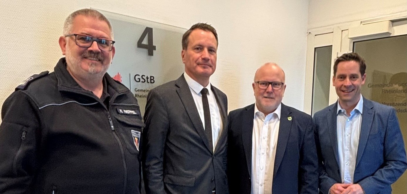 Gruppenfoto mit Wehrleiter Marco Knöppel, Abteilungsleiter Eric Schaefer, Bürgermeister Rudolf Jacob und GStB-Geschäftsführer Moritz Petry.