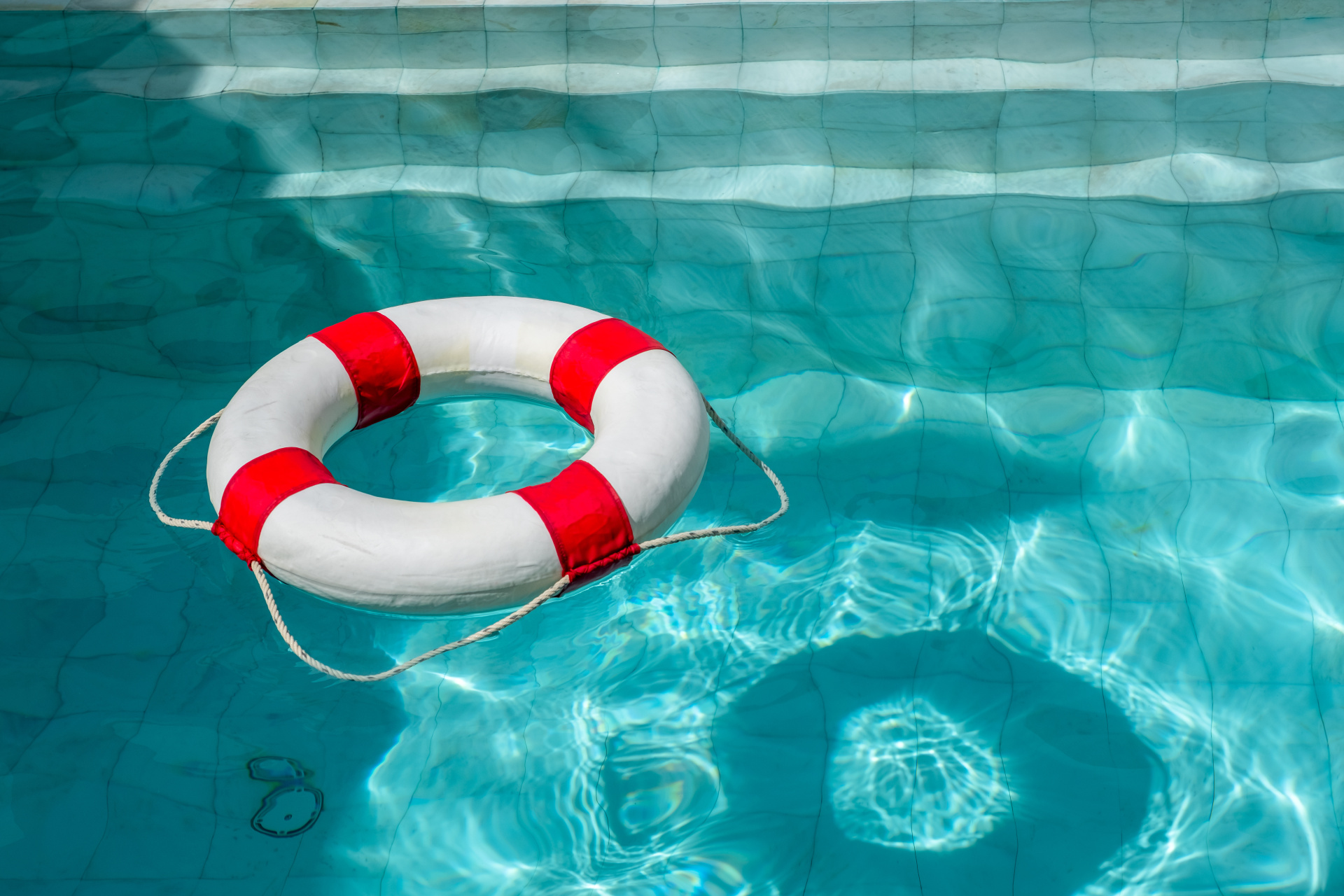Rettungsring im Pool.