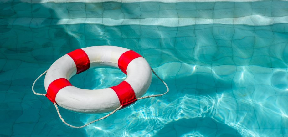 Rettungsring im Pool.
