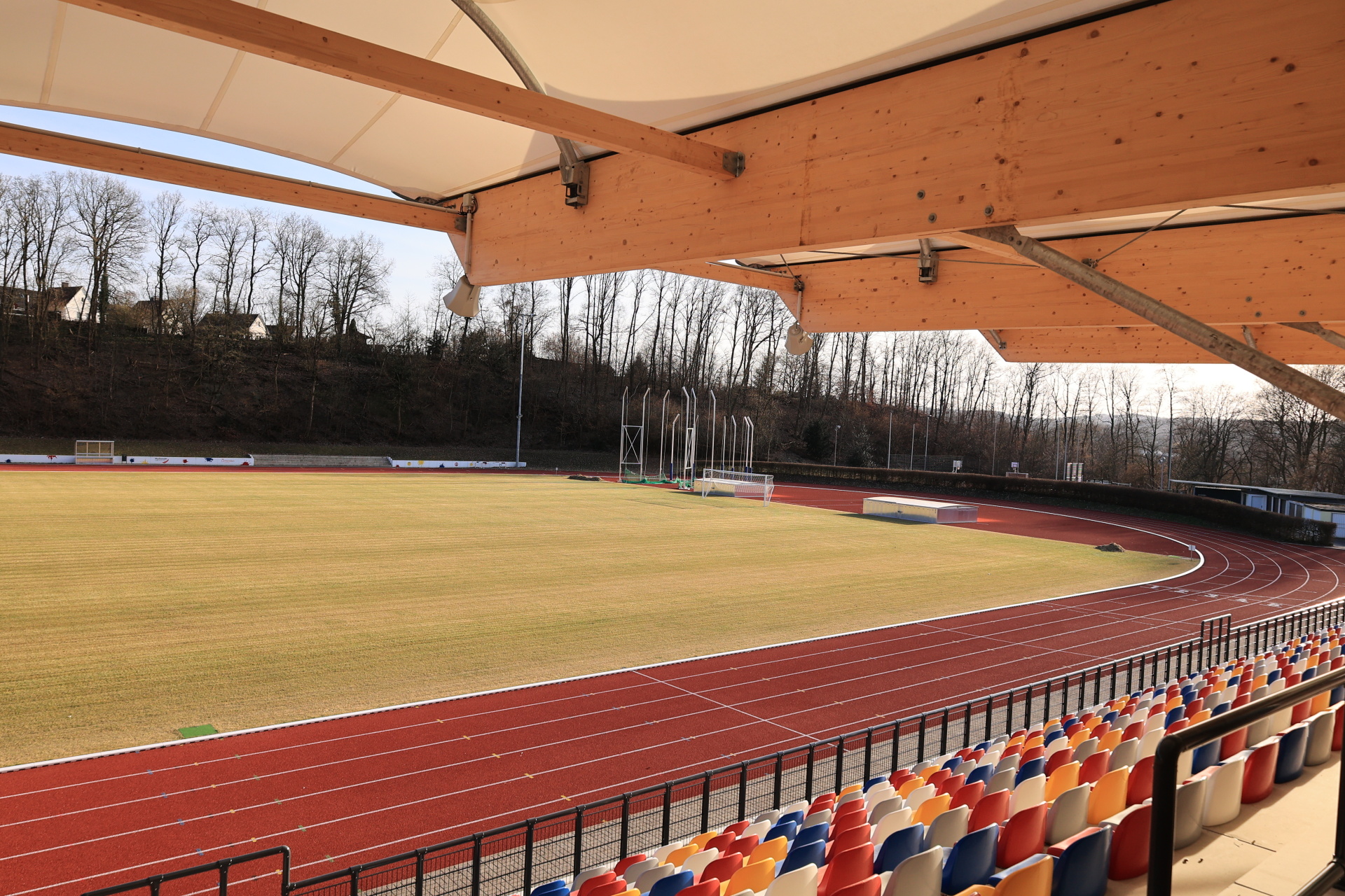 Blick von der Tribüne in das renovierte Huckenohlstadion in Menden im Sauerland.