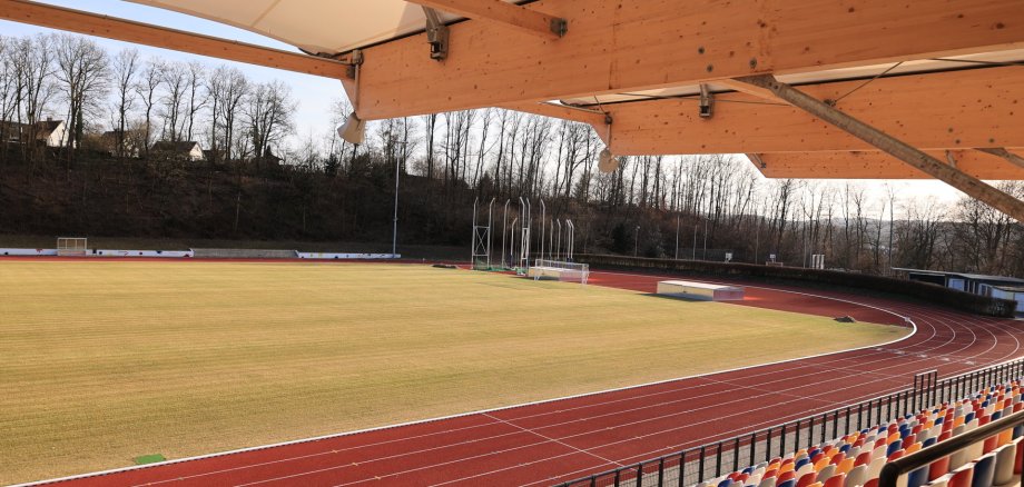 Blick von der Tribüne in das renovierte Huckenohlstadion in Menden im Sauerland.