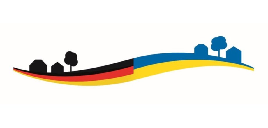 Stilisierte Landschaft mit Häusern und Bäumen, geteilt durch eine Welle in den Farben der deutschen Flagge (schwarz-rot-gold) links und der ukrainischen Flagge (blau-gelb) rechts.