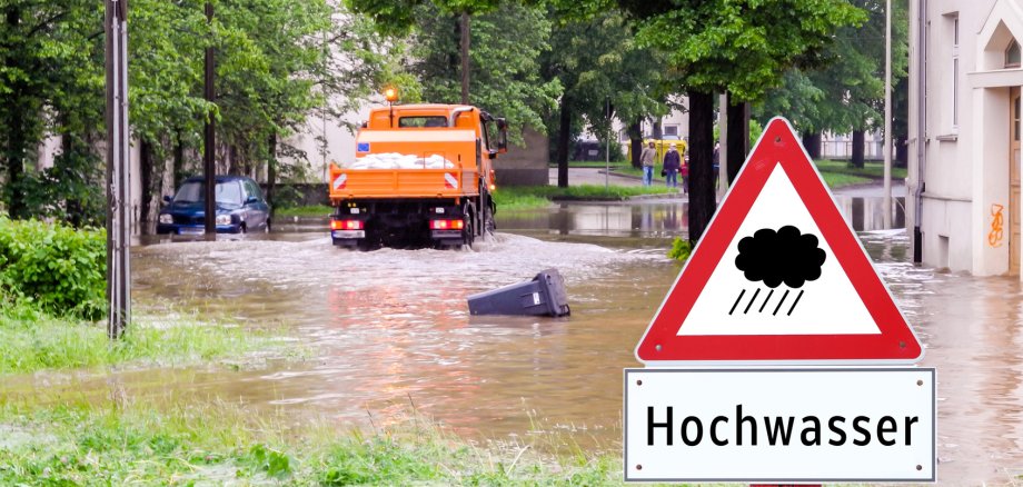 Warnschild vor Hochwasser