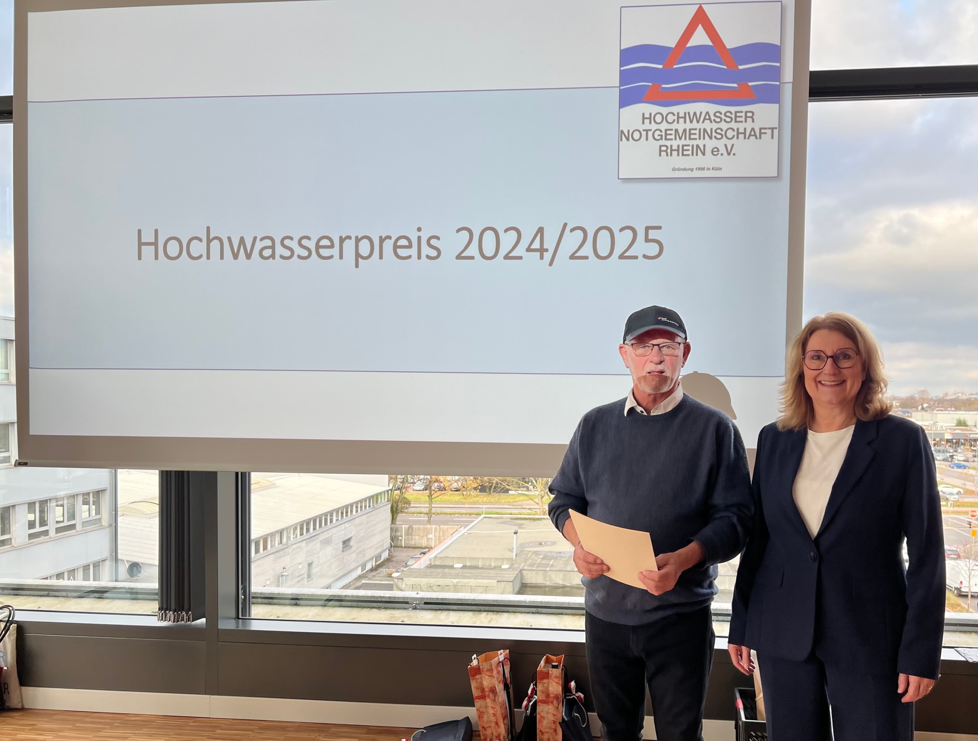 Jörg Carstensen, 1. Preis mit Ulrike Franzke, Vorständin StEB Köln, Vorsitzende der HWNG Rhein e.V.