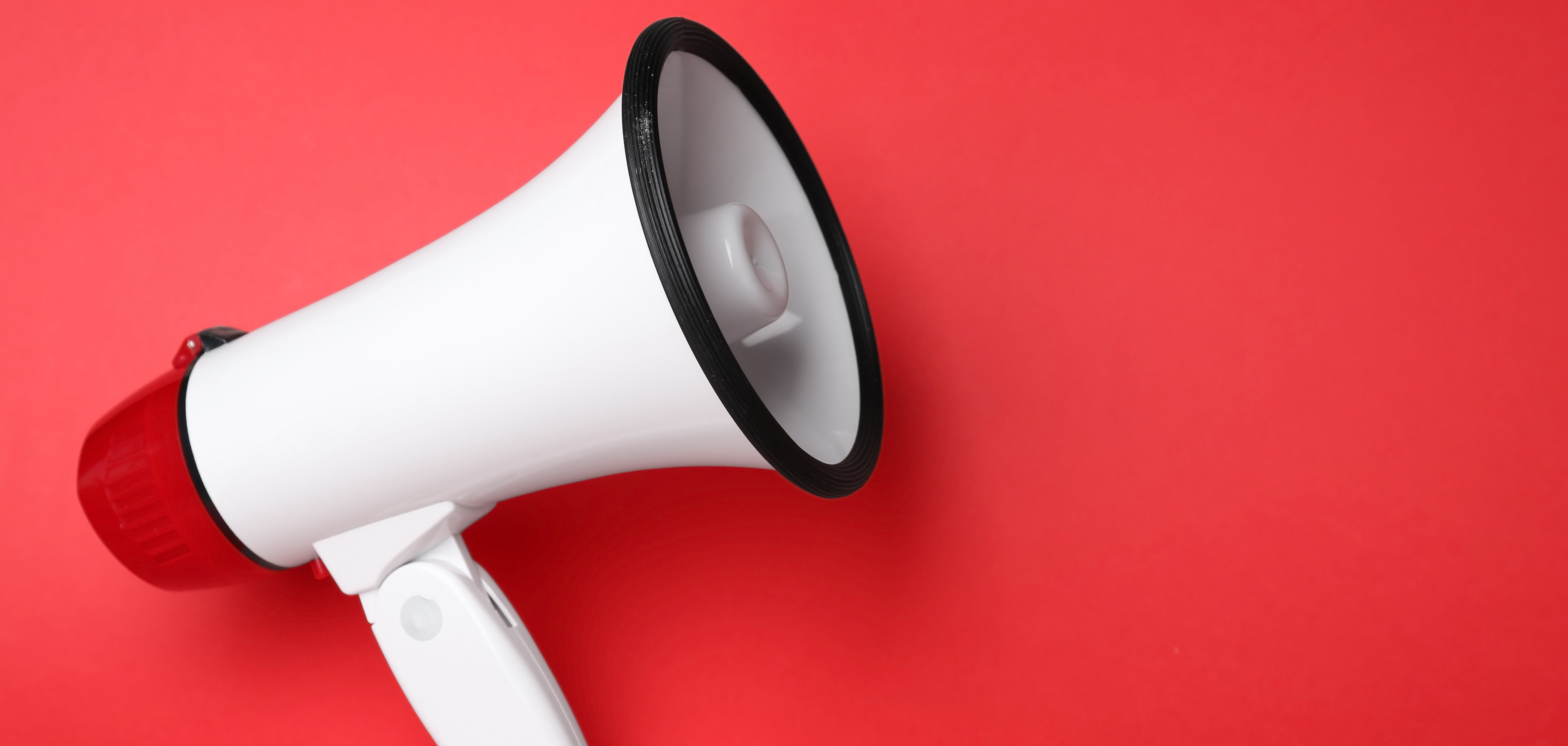 Elektrisches Megafon auf rotem Hintergrund