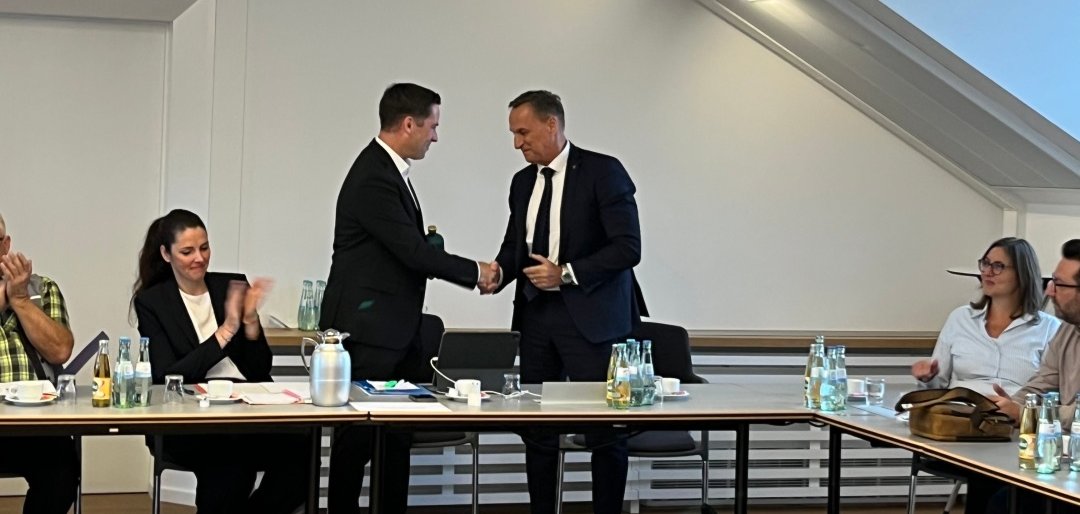 Moritz Petry schüttelt Joachim Rodenkirch die Hand.