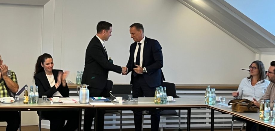 Moritz Petry schüttelt Joachim Rodenkirch die Hand.