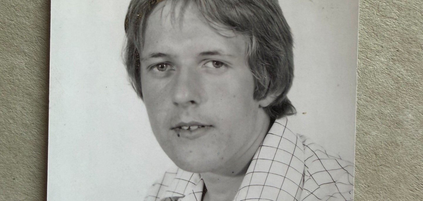 Alte Schwarzweißfotografie zeigt den jungen Bernd Frey.