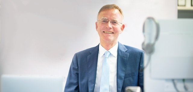Dr. Landsberg am Schreibtisch