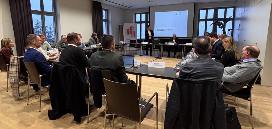 Tagungsraum mit den Teilnehmerinnen und Teilnehmern der Konferenz der Neugewählten Bürgermeisterinnen und Bürgermeister