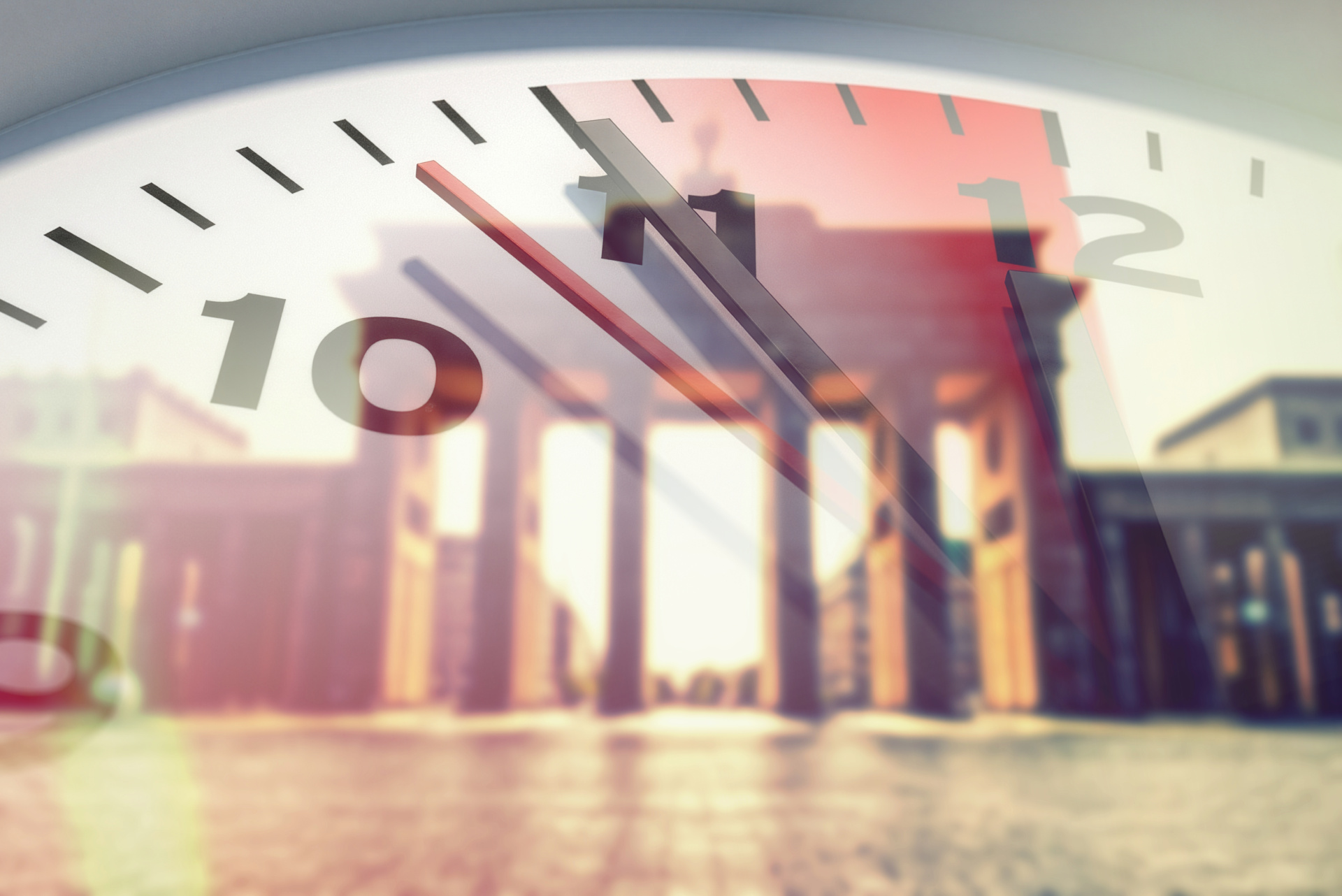 Brandenburger Tor in Berlin und eine Uhr, die 5 vor 12 zeigt und auf die Dringlichkeit der Reformen und Veränderungen hinweist