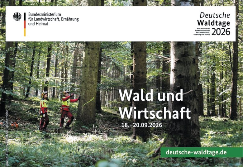Zwei Forstarbeiter stehen an einem Baum im Wald. Darüber ein Hinweis auf die Deutschen Waldtage 2026.