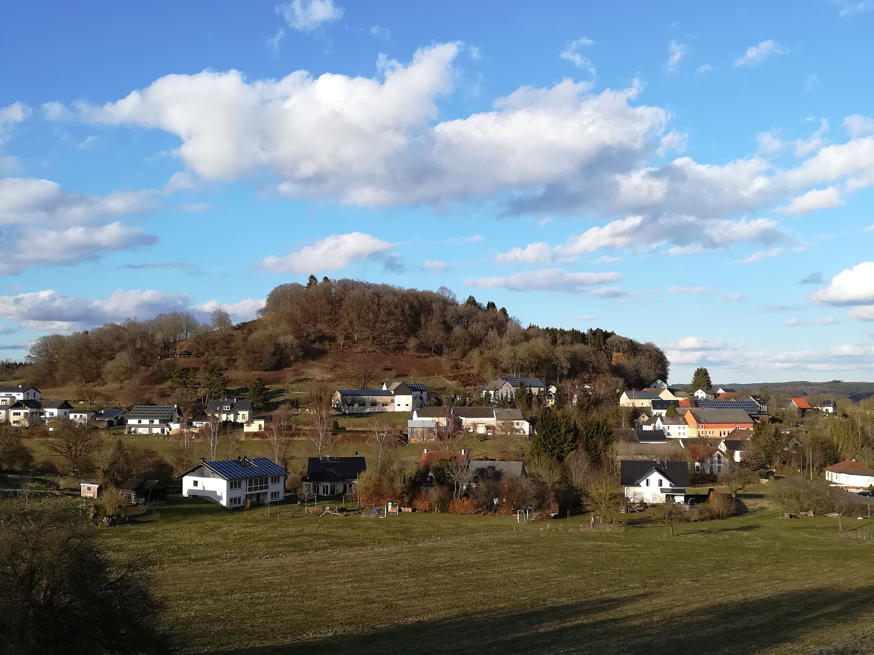 Ein kleines Dorf mit großem Zusammenhalt – die Ortsgemeinde Basberg in der Eifel. / © Jojo Dietrich