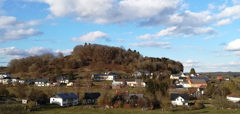 Ein kleines Dorf mit großem Zusammenhalt – die Ortsgemeinde Basberg in der Eifel. / © Jojo Dietrich