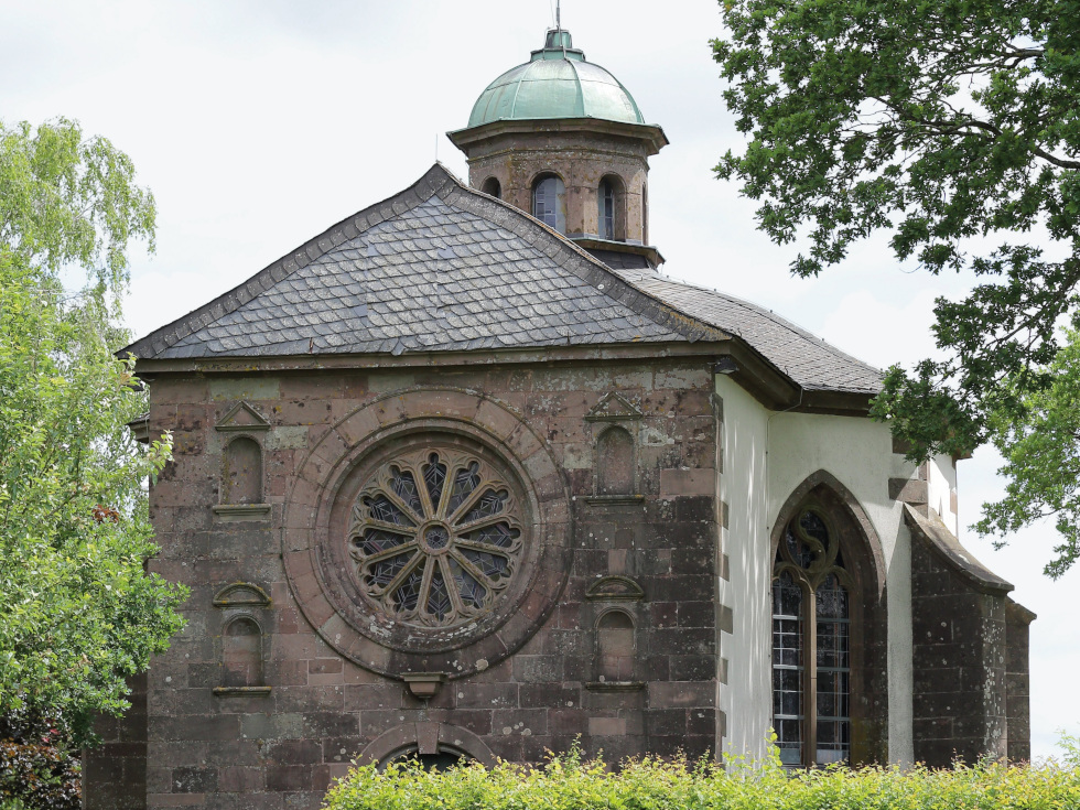 Die Frohnert-Kapelle auf einem Hügel über Oberkail stammt aus dem 17. Jahrhundert – bis heute dient sie Touristen wie Einheimischen als Zielpunkt ihrer Wallfahrten. Copy: Petra Fischer