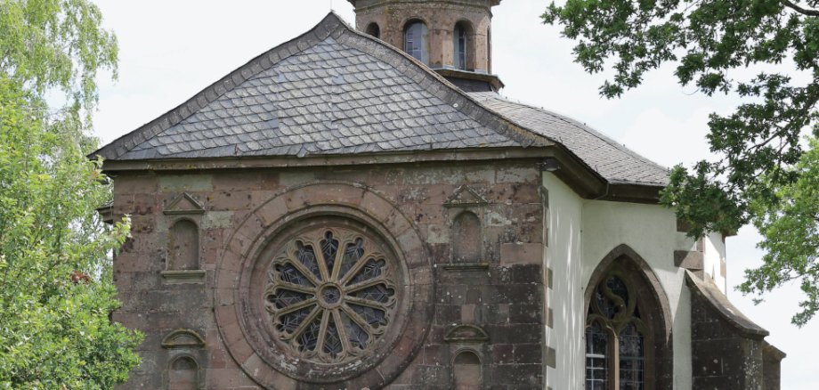 Die Frohnert-Kapelle auf einem Hügel über Oberkail stammt aus dem 17. Jahrhundert – bis heute dient sie Touristen wie Einheimischen als Zielpunkt ihrer Wallfahrten. Copy: Petra Fischer