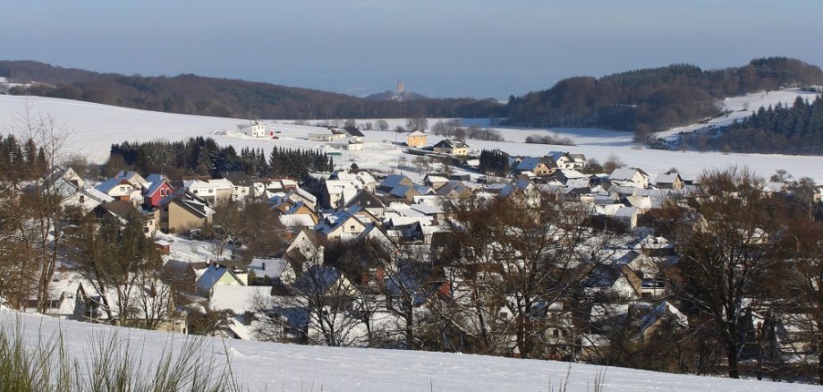 Mit Fernblick in Richtung Rheintal: die Ortsgemeinde Spessart – im Hintergrund die Burg Ohlbrück. / © Frank Klapperich