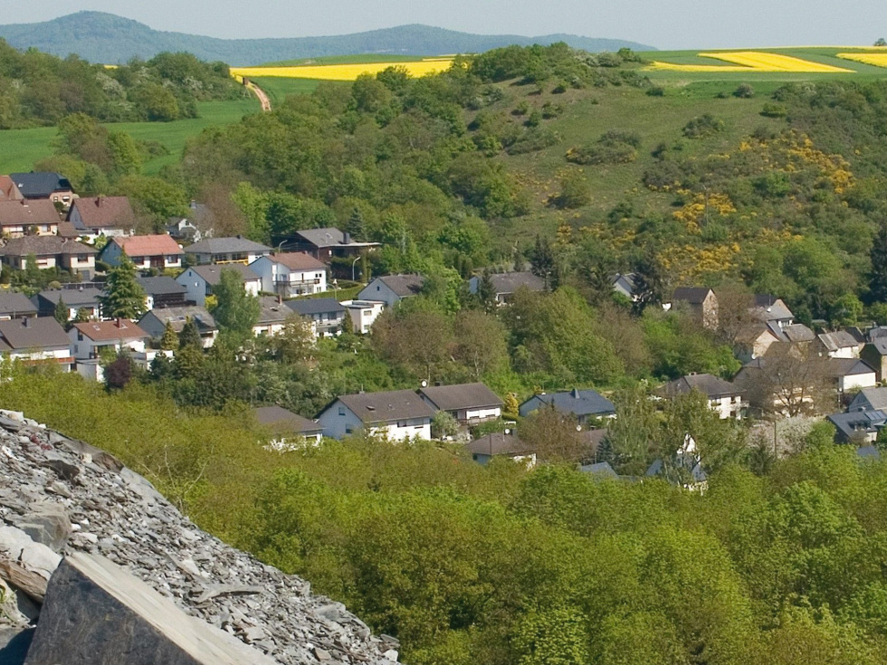 Im Zeichen der Hänge: Die Ortsgemeinde Trimbs stand einst für den Anbau edler Riesling-Tropfen. Bis heute hat sich das Weinfest als Institution erhalten – seit 2015 gibt es sogar einen eigenen Wein, den „Trimbser Obermark“. Foto: Ortsgemeinde Trimbs